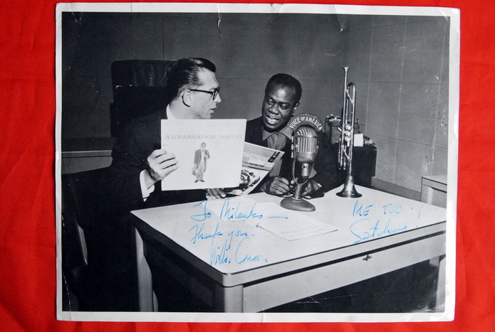 LOUIS ARMSTRONG  WILLIS CONOVER JAZZ LEGENDS VOA SIGNED