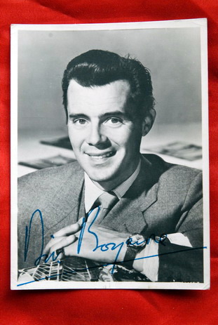 DIRK BOGARDE 1959 VERY RARE AUTOGRAPHED PROMO PHOTO